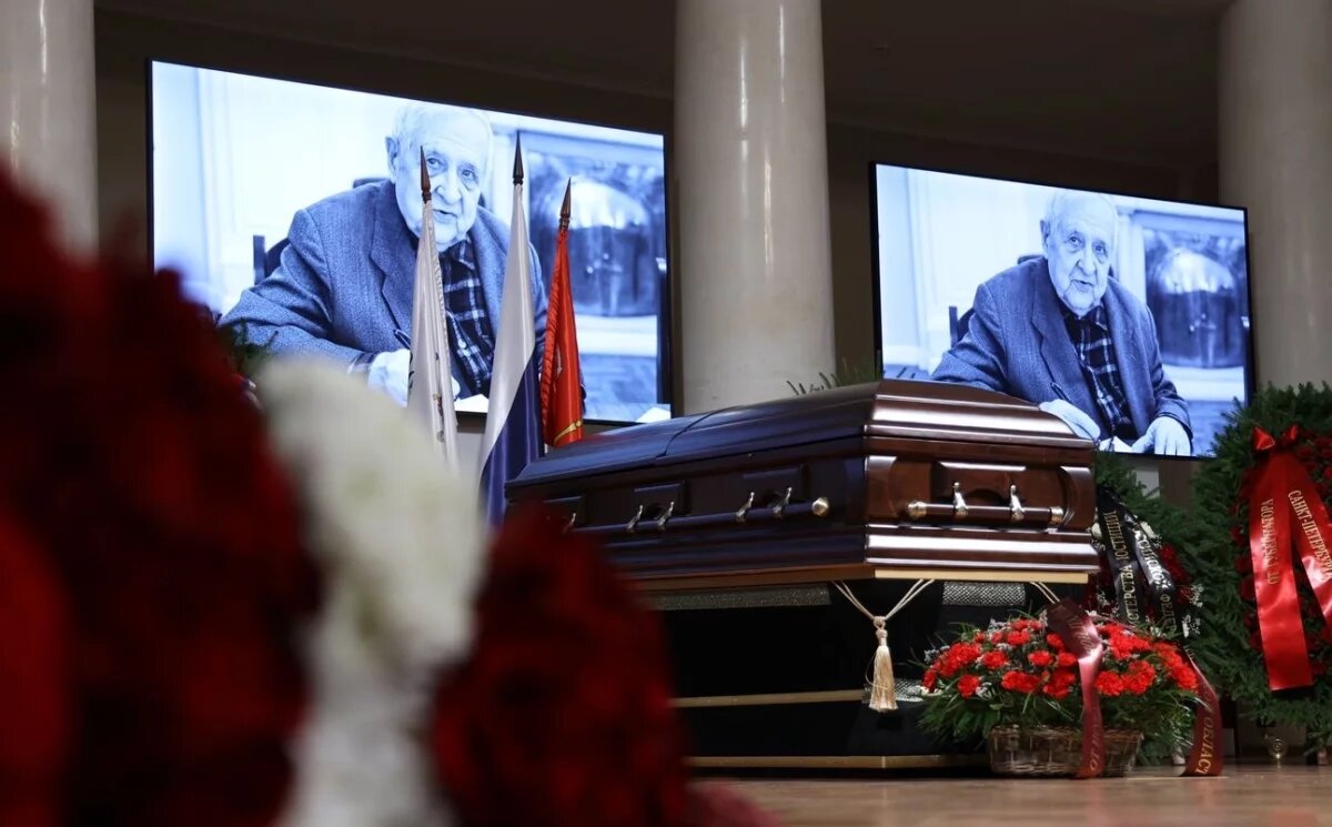    Путин и Медведев прислали венки на прощание с учёным-правоведом Толстым