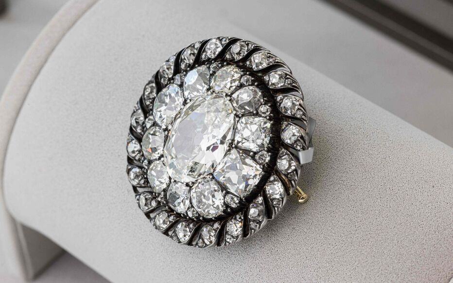 Брошь круглая, в центре — овальный бриллиант весом свыше 13 карат, вокруг — около ста старых бриллиантов разной формы. Фото: Sotheby’s