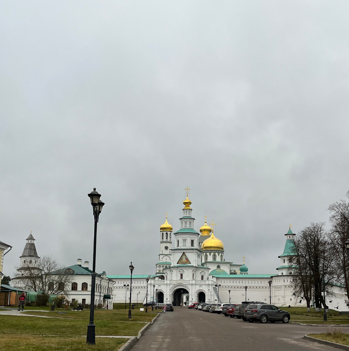 Впереди главный вход