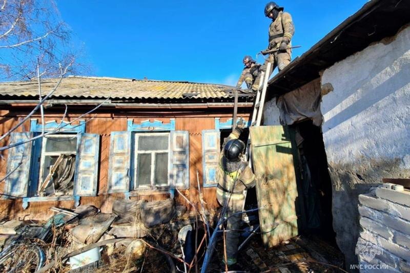    ГУ МЧС по Челябинской области. Пожарные ликвидируют возгорание в частном доме в Троицке