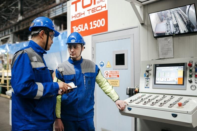    Фото пресс-службы «ВИЗ-Стали» / Сотрудники предприятия на рабочем месте