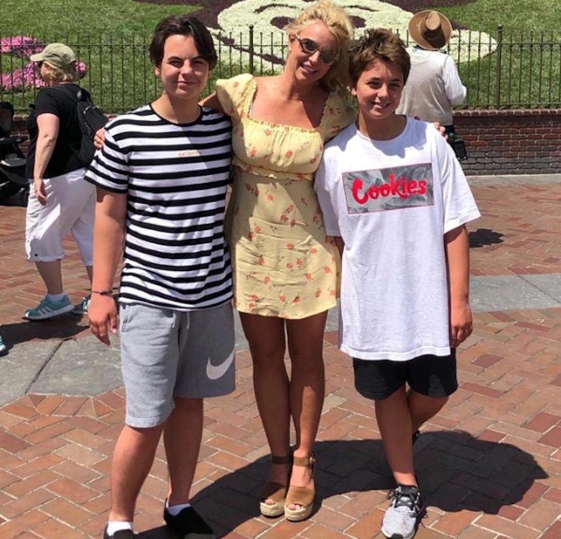 Бритни Спирс с сыновьями Джейденом и Престоном