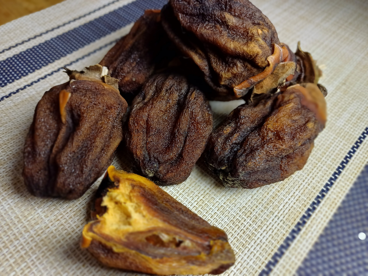 Вяленая хурма на двадцатый день вяления в домашних условиях. Фото автора