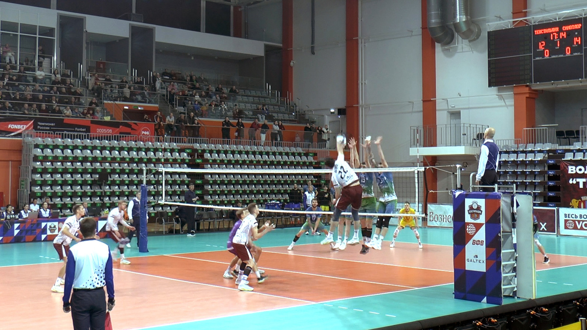 Волейбол игра  ВК «Текстильщик» (Ивановская область) vs ВК «Югра-Самотлор» (Нижневартовск). В атаке Юсупов Муртазаали #22 - диагональный ВК "Текстильщик". Тройной блок  Олег Беседин #13, Никита Мушенко #3, Кирилл Зайцев #4 - все ВК «Югра-Самотлор». Высшая лига «А» чемпионат России среди мужских команд 2026. Иваново. 8 ноября 2025