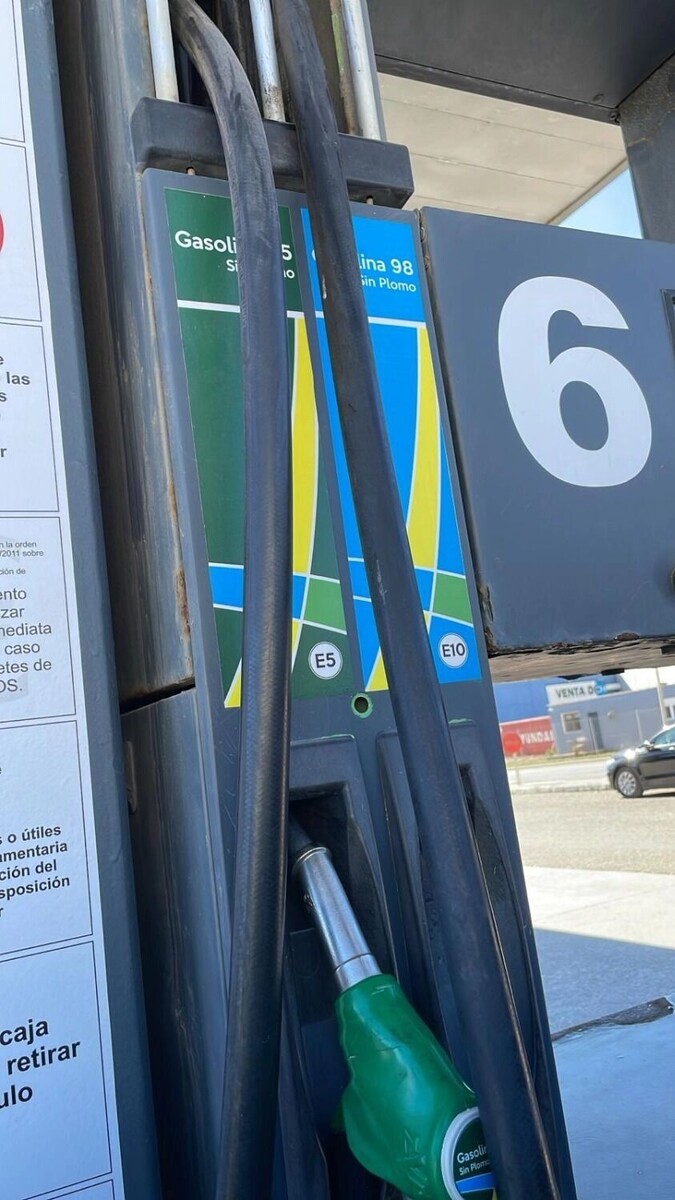 Фото с заправки в Испании. Оба вида бензина имеют индексы — Е5 и Е10, говорящие о доле этилового спирта. Фото: newizv.ru
