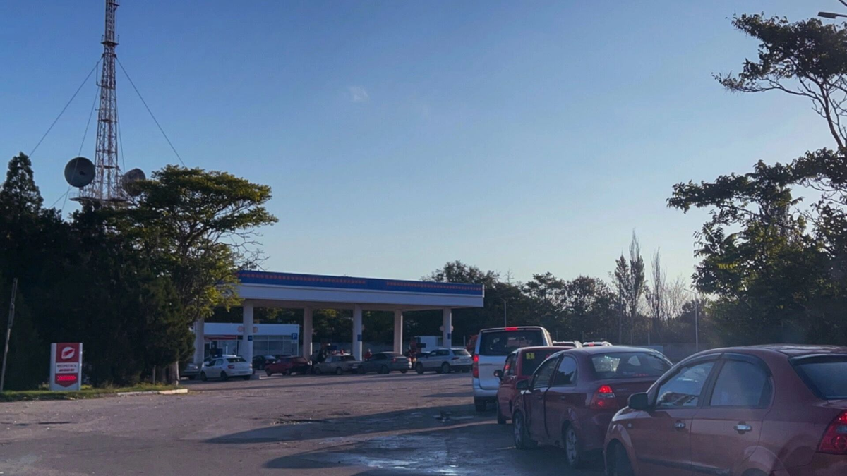 Автомобили в очереди на автозаправочную станцию, Керчь. Фото: Алена Попова, ТАСС