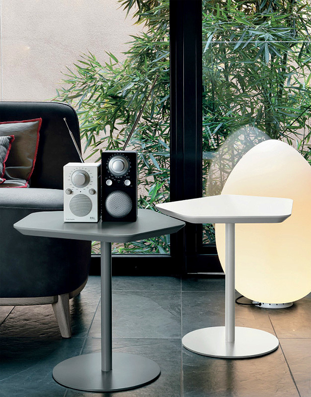 Геометрические формы столов позволяют сдвигать их в осмысленную картину 