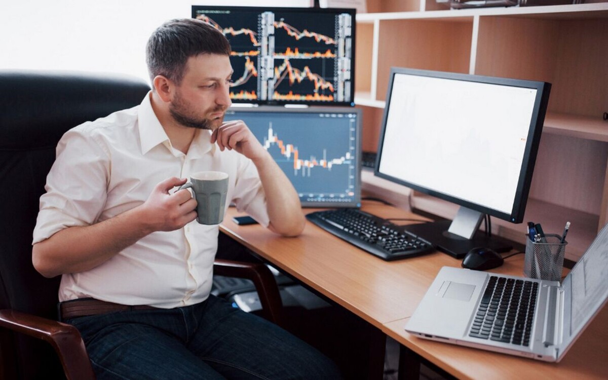    ЦБ упростит проверку цепочек владения бумагами при переводе между брокерами Фото – ru.freepik.com