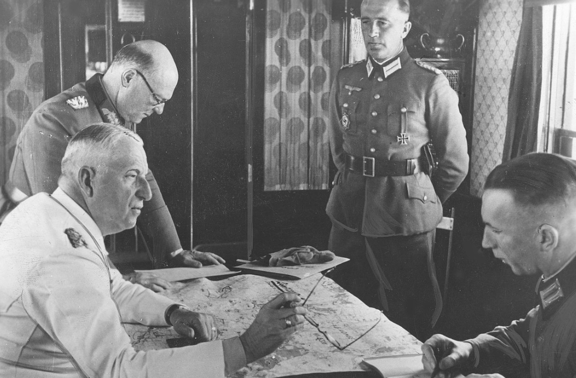 Стоит командир 50-й пехотной дивизии генерал К.-А. Холлидт. Фото: Википедия