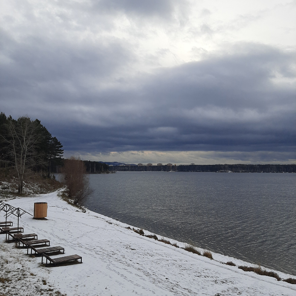 Пляж в ноябре - место суровое