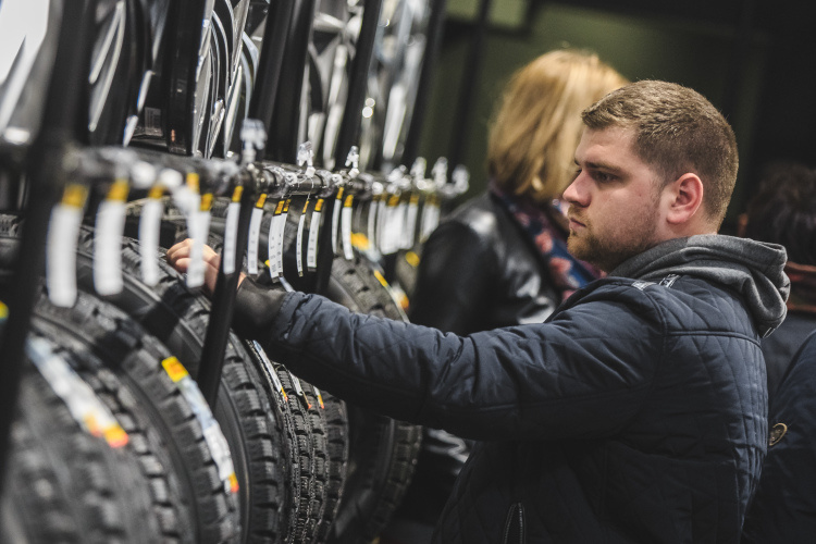    Производители шин ожидают снижения продаж в предстоящем зимнем сезоне из-за существенного сокращения продаж новых автомобилей — по данным «Автостата», продажи сократились на 24%.   
Фото: «БИЗНЕС Online»