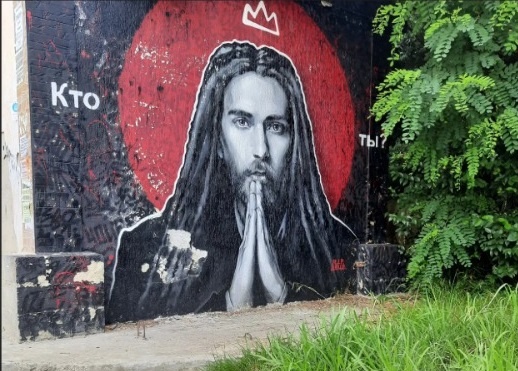 По пути к музею можно найти такое. Стрит-арт. Децл.