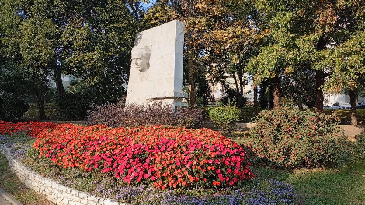 Памятник писателю смотрит на Курортный проспект. Прямо перед ним поворот направо к музею.