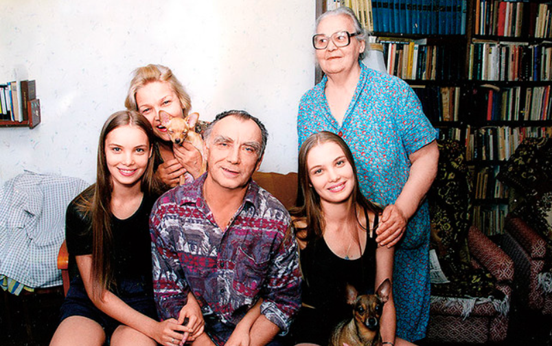 Сёстры Арнтгольц с родителями и бабушкой. Фото: архив актрис