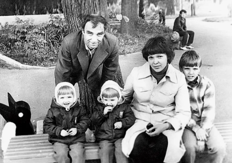 Сёстры Арнтгольц в детстве с братом и родителями. Фото: архив актрис