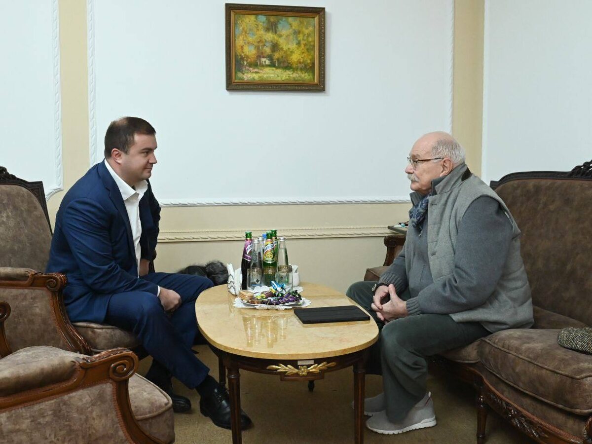 Губернатор поблагодарил режиссера за высокое художественное мастерство и яркие эмоции, подаренные зрителям.  Фото: пресс-служба губернатора и правительства Омской области