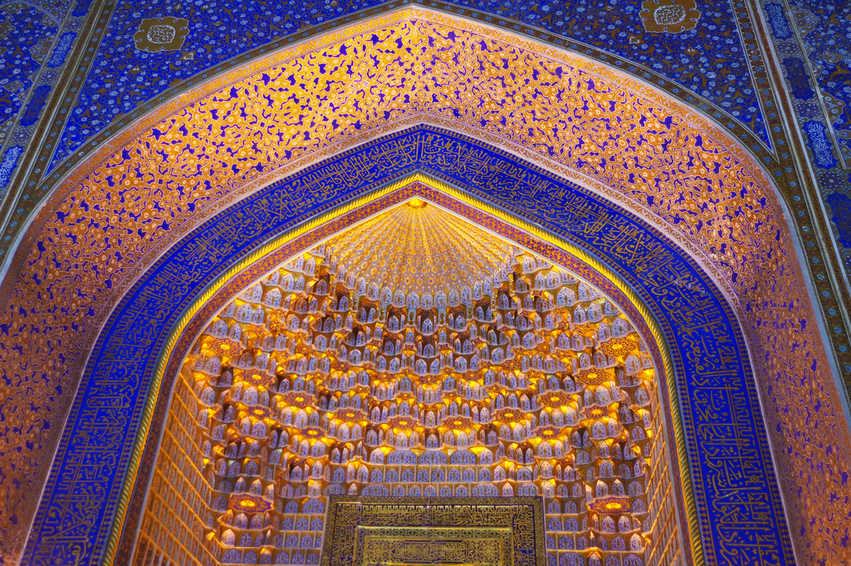 Сотовый свод михраба в Самарканде. Медресе Тилля-Кари.