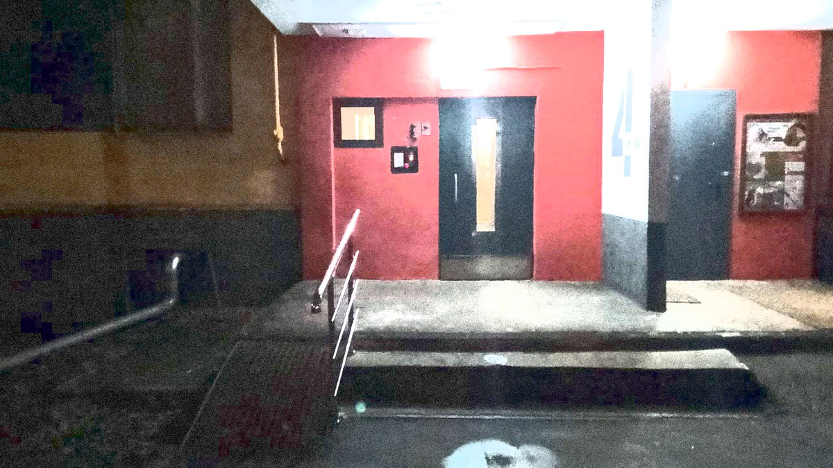 Пандусы в подъездах жилого дома по адресу ул.Дубнинская, д16 к6 не соответствуют строительным нормам по ширине, наклону и поручням.