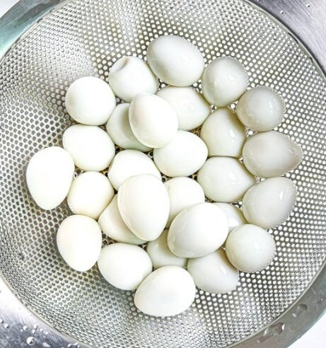 Отварные перепелиные яйца в сите 