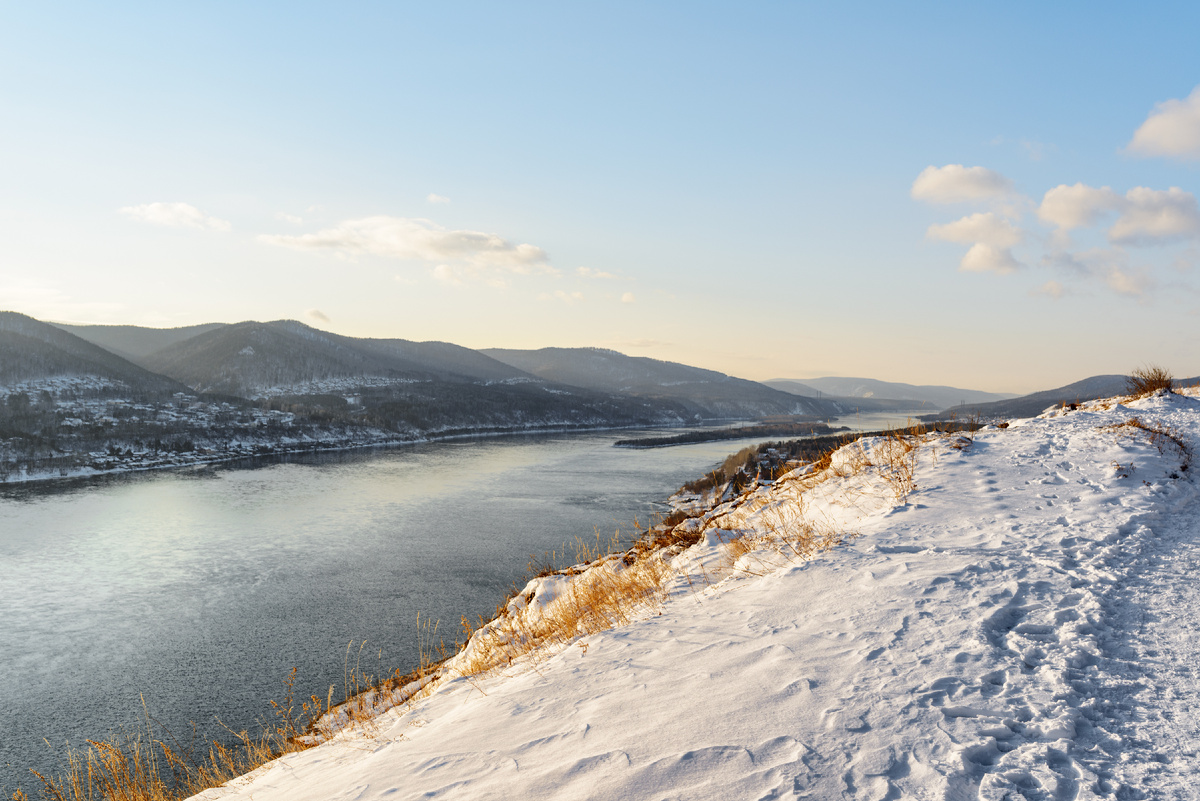 Вид сверху на реку Енисей среди живописных гор, покрытых снегом, Сибирь, Россия. Источник фото: shutterstock.com