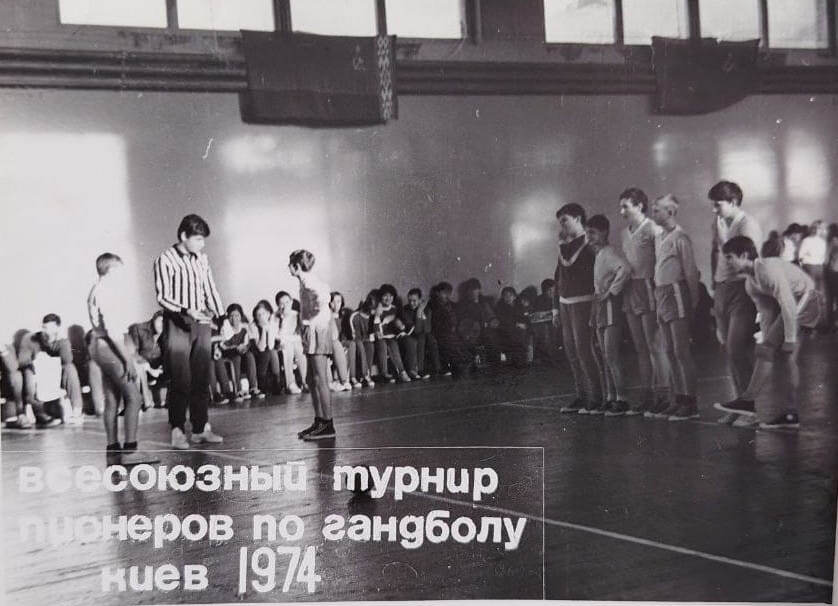    "Наш интернат бомбил по школьникам весь Союз". Игорь Зубюк - капитан команды - справа от судьи