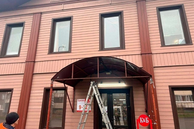    Информацию он опубликовал в своих соцсетях. По его словам, с фасадов убирают конструкции, размещенные с нарушением правил благоустройства.