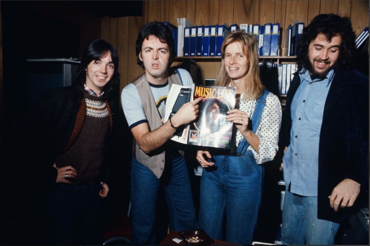 Группа Wings в студии звукозаписи в Нью-Йорке, май 1975 года. Нью-Йорк, США. Пол МакКартни, Линда МакКартни, Джимми МакКаллок, Джо Инглиш. Фото Ко Хасебе.