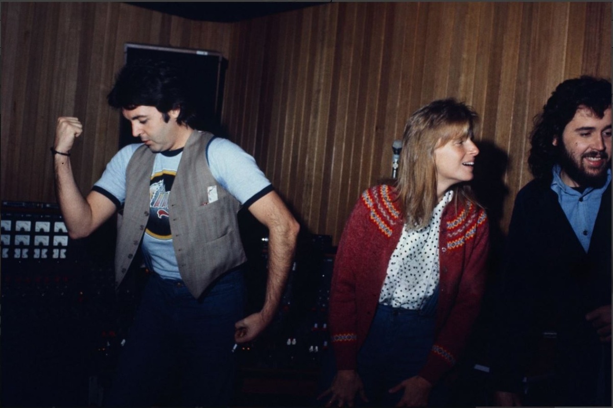 Группа Wings в студии звукозаписи в Нью-Йорке, май 1975 года. Нью-Йорк, США. Пол МакКартни, Линда МакКартни, Джо Инглиш. Фото Ко Хасебе.