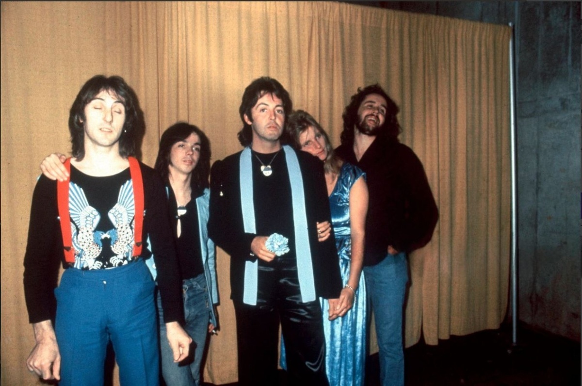 Группа Wings; слева направо: Денни Лэйн, Джимми МакКаллок, Пол МакКартни, Линда МакКартни, Джо Инглиш в студии «Abbey Road Studios», Лондон, январь 1976 года. Фото Джона Роджерса.