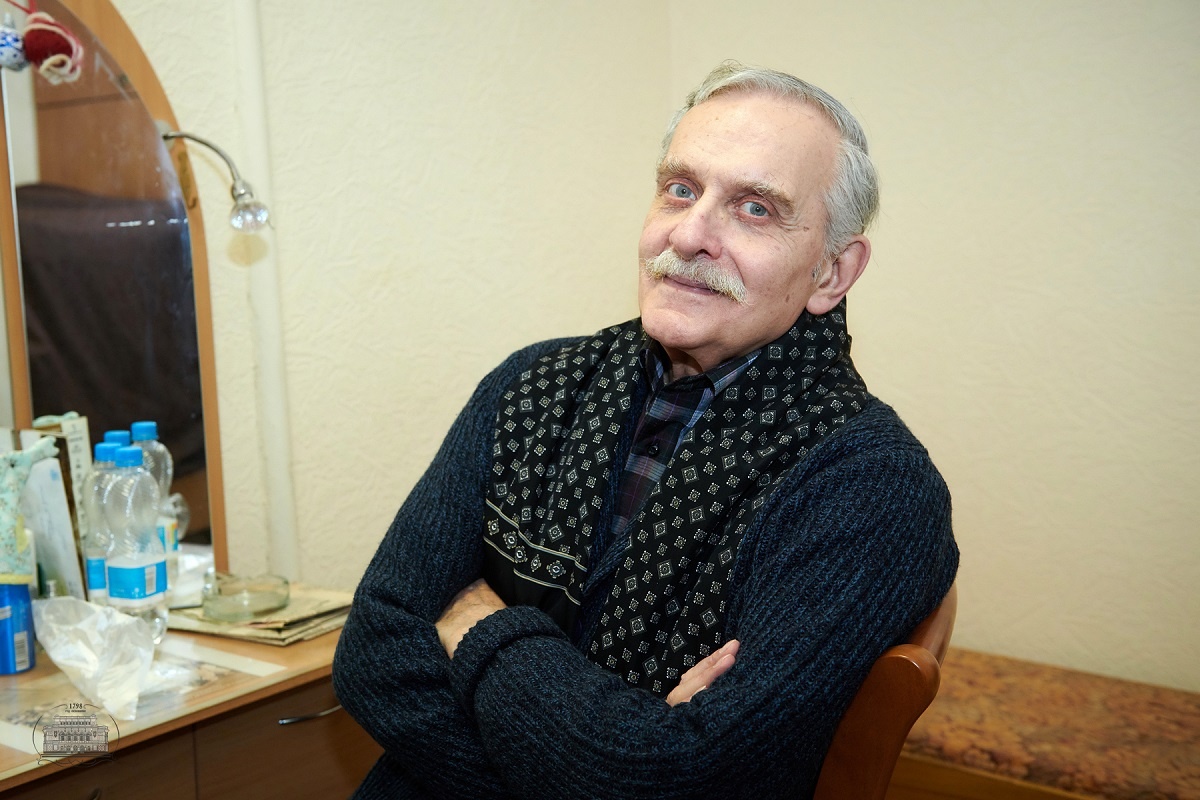    В Нижегородский театр драмы зрители ходили «на Демурова».