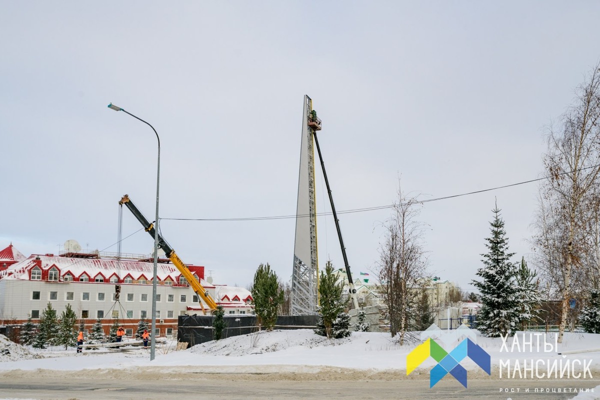    В Ханты-Мансийске установили 28-метровую стелу «Город трудовой доблести» в честь тружеников тыла