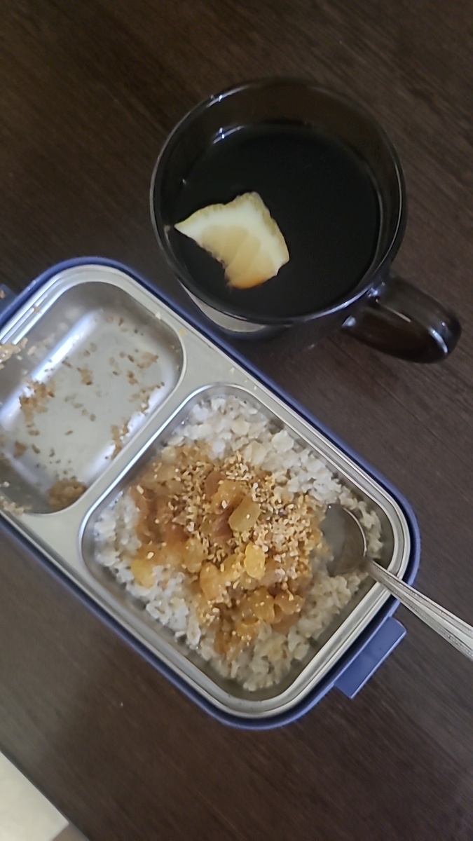 Овсяная каша, мед, сушеный абрикос и чай с лимоном 