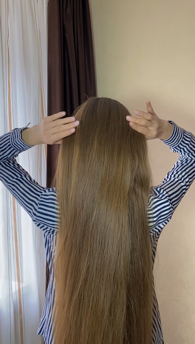 1 Сверху отделяем часть волос в хвост