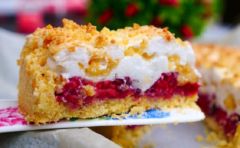 Домашний ягодный пирог с хрустящей крошкой: семейный рецепт на каждый день