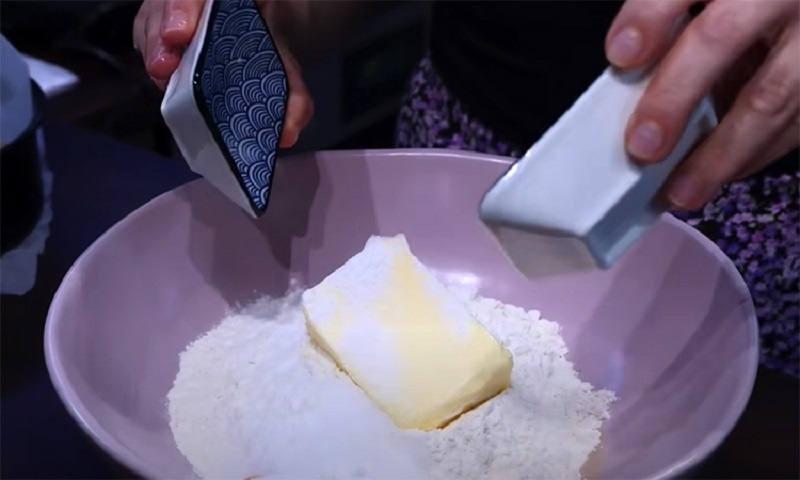 Домашний ягодный пирог с хрустящей крошкой: семейный рецепт на каждый день