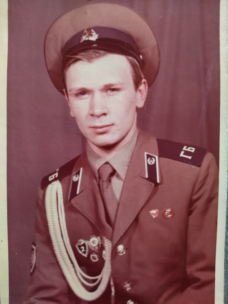 взгляд такой по комитетски с прищуром...