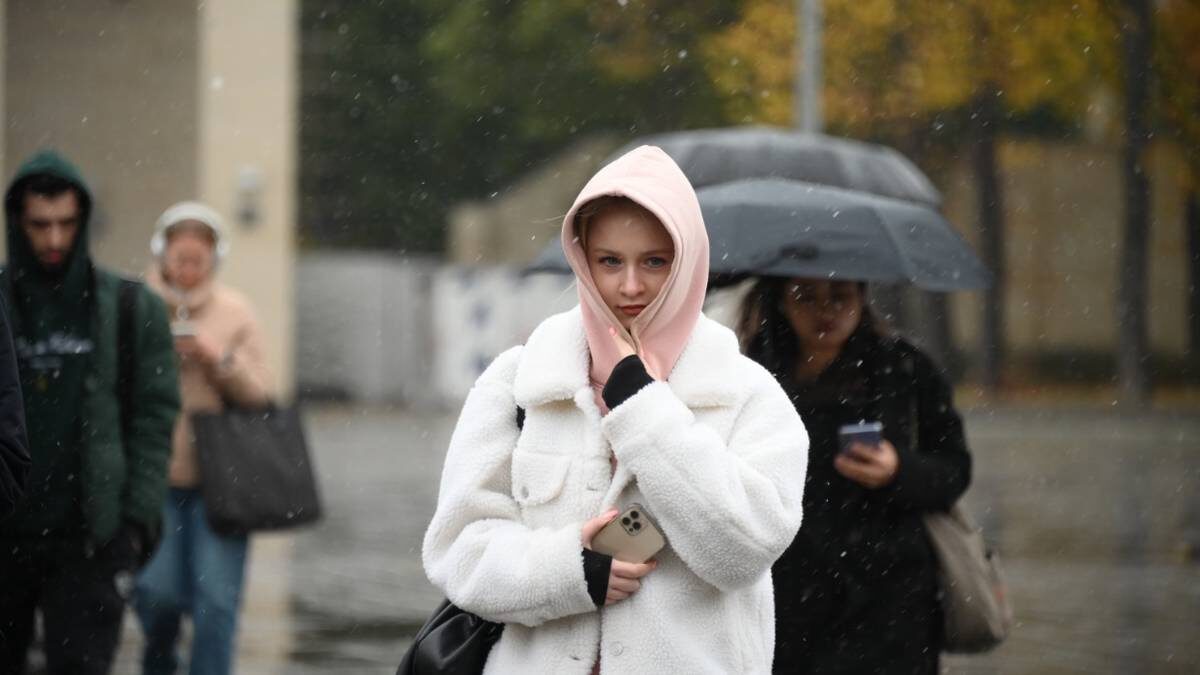    Москвичка Милана Есенина попала под мокрый снег / Фото: Пелагия Замятина / Вечерняя Москва