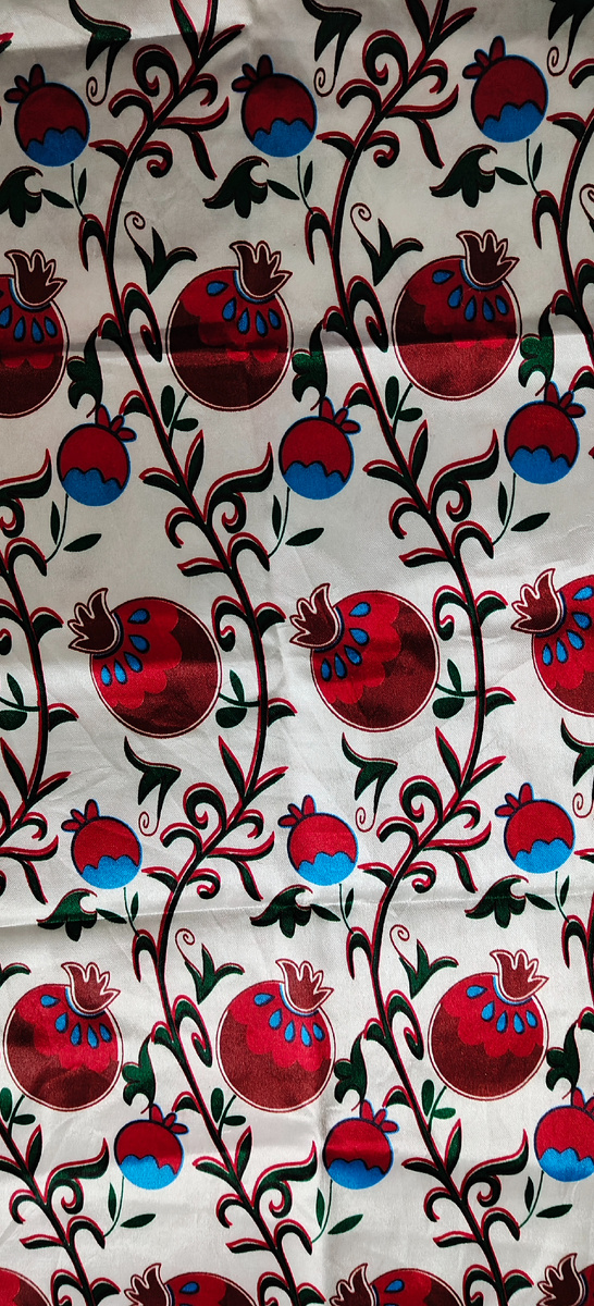 И теперь, глядя на этот отрез ткани, я испытываю радость. Это антидепрессант. А какой он на ощупь🙏 тяжёлый гладкий атлас. Цена вопроса 15 сум- всего 100 рублей  