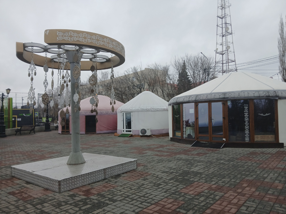 Суввенирные лавки в виде юрт на смотровой площадке.