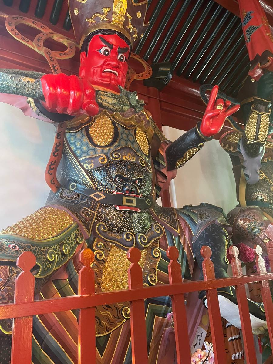 Суровый охранитель вбуддийском храме словно спрашивает: а ты делал зарядку по утру?!:)