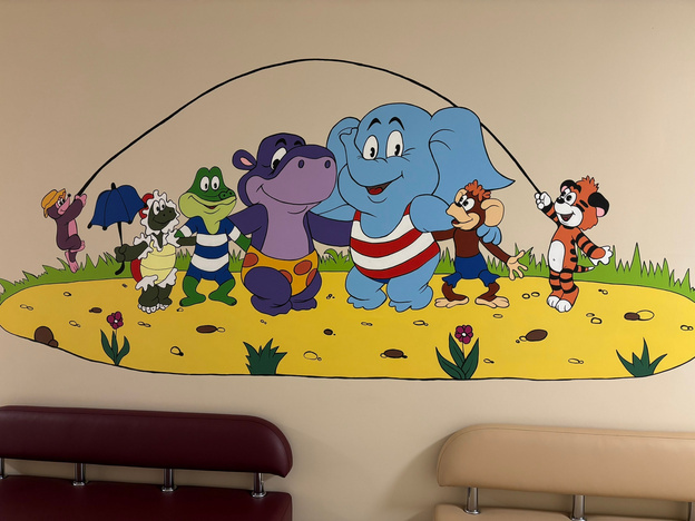    Завершающий штрих: художники украсили новую поликлинику для детей в Слободском