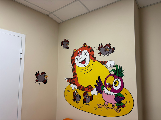    Завершающий штрих: художники украсили новую поликлинику для детей в Слободском