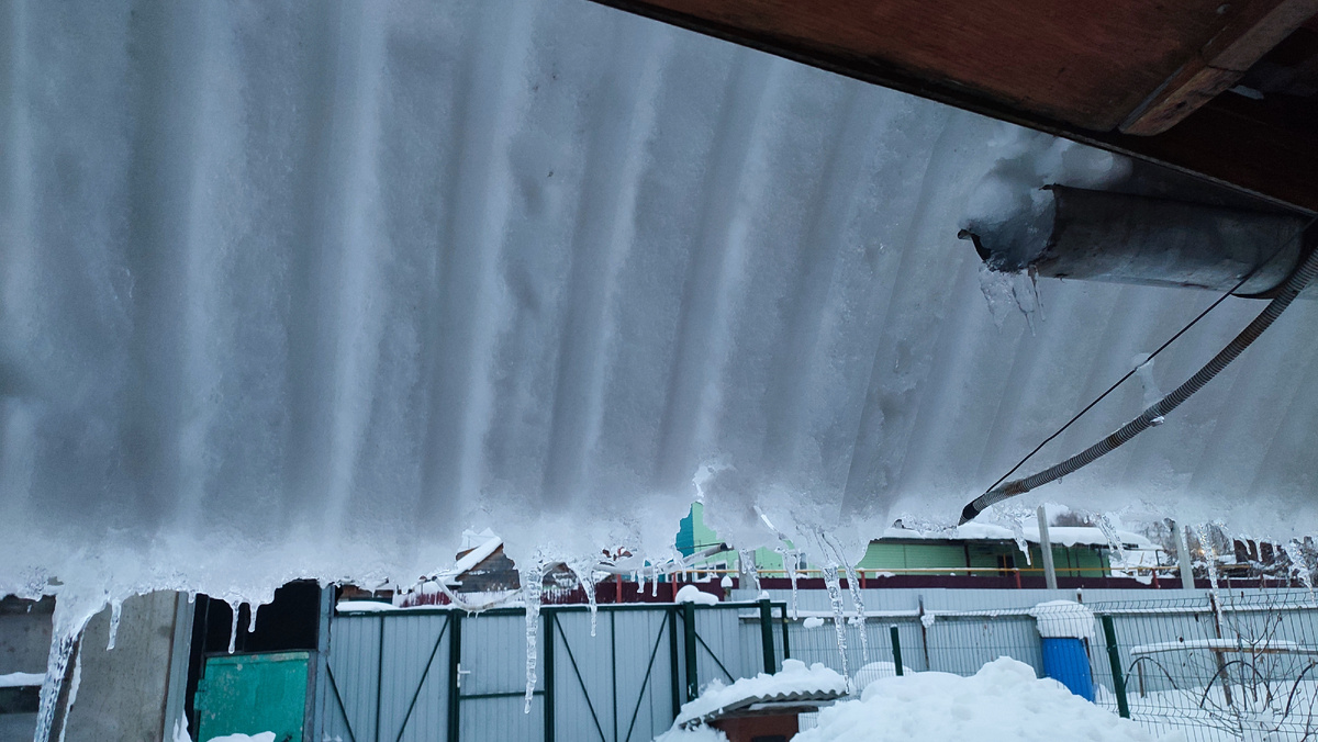 Утром увидели, как сползает новая порция снежной наледи