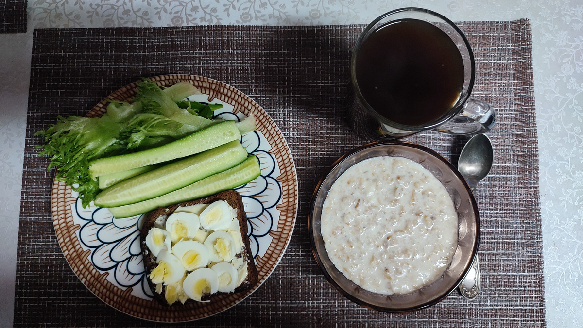 Завтрак: овсяная каша, бутерброд с яйцом, зелень, огурец