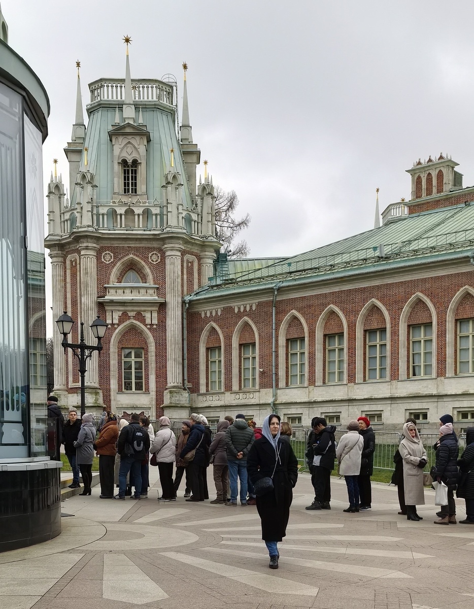 Даже если есть билеты - очереди не миновать!