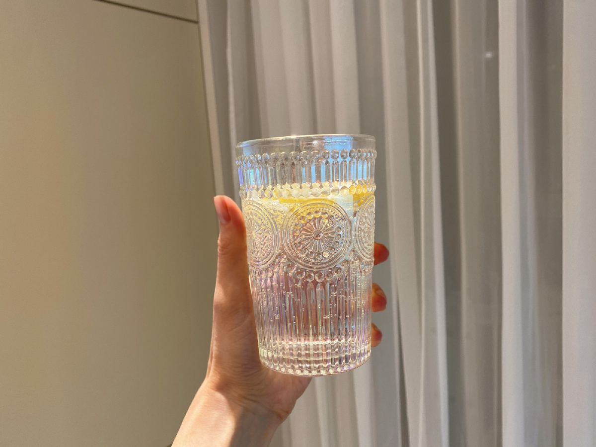 Представьте, как тяжело мне осилить два таких стакана, но я делаю.