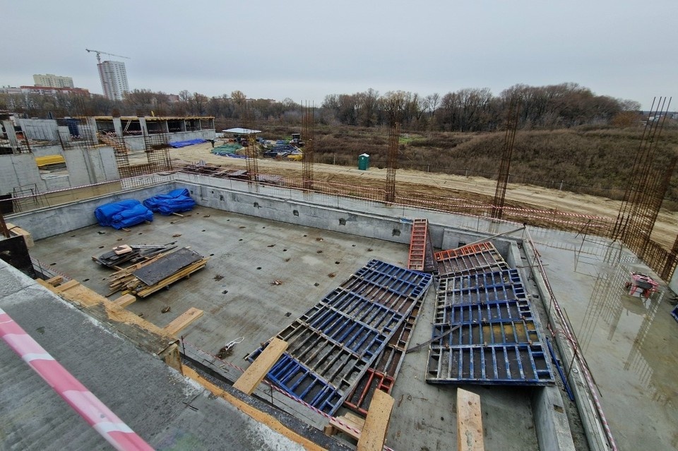    Для одаренных детей залили бетонную чашу бассейном, а прием в школу будет проходить на «федеральном уровне». Фото: Госстройнадзор Рязанской области.