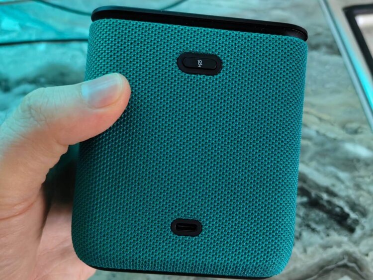    На колонках есть кнопка отключения микрофона