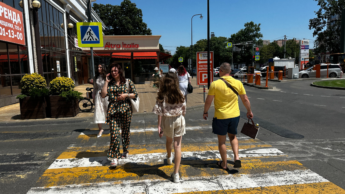 Реальные фото с улиц Краснодара. Июль 2025 года. Разгар летнего дня на удице +39(листайте вправо, здесь несколько фото. 