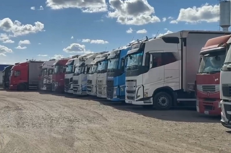 Фуры на стоянке на границе РФ и Казахстана. Скриншот из видео t.me/customs_rf